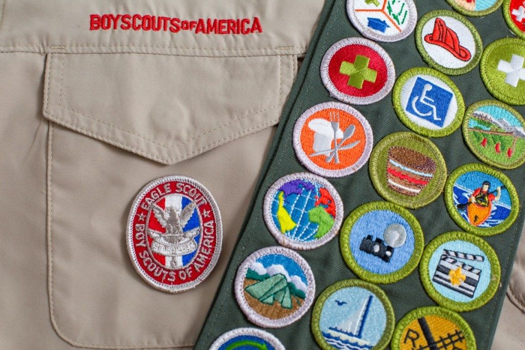 SAINT LOUIS, AMERIKA SERIKAT - 16 OKTOBER 2017: Tambak elang dan tali pinggang kelayakan pada pakaian seragam Boy Scouts of America (BSA) - Gambar