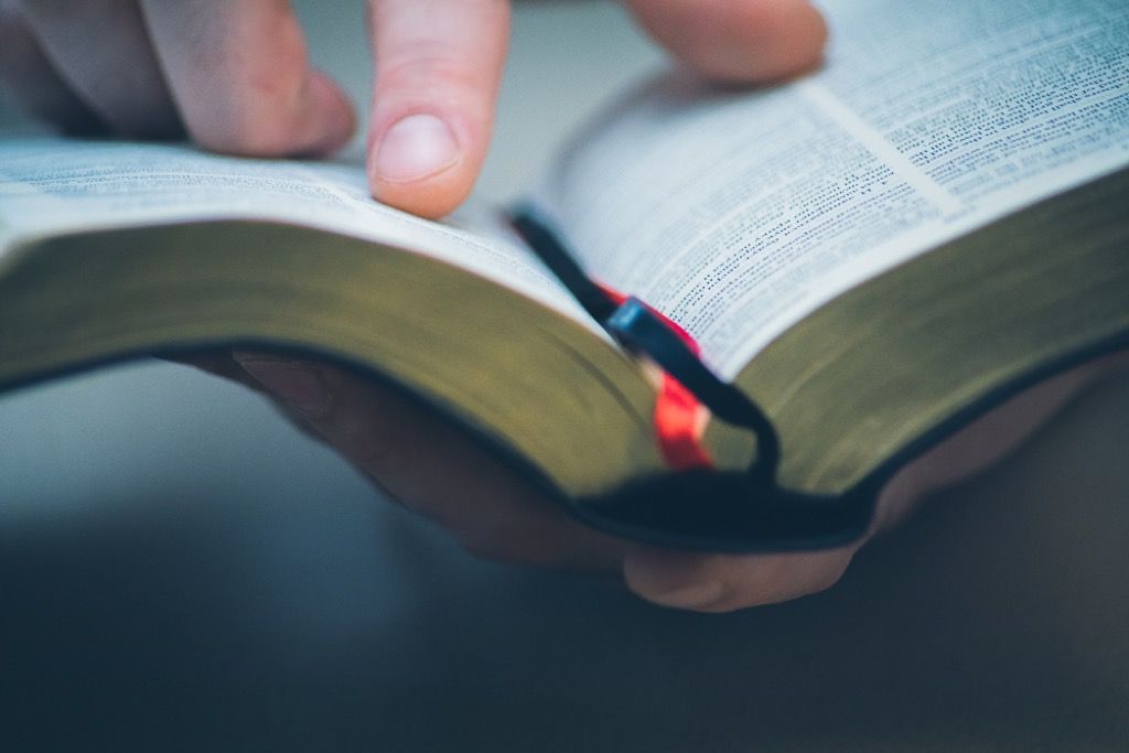 textos religiosos artículos valiosos en su ático