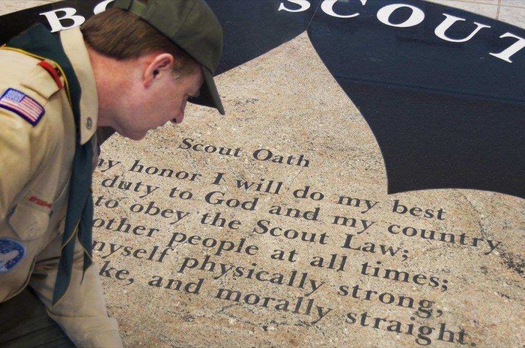 DETROIT - FEB 8,2013: Joe Parton Scoutmaster kijkt uit over BSA Scout Oath op de vloer van het Dauch Scout Center in Detroit. - Afbeelding