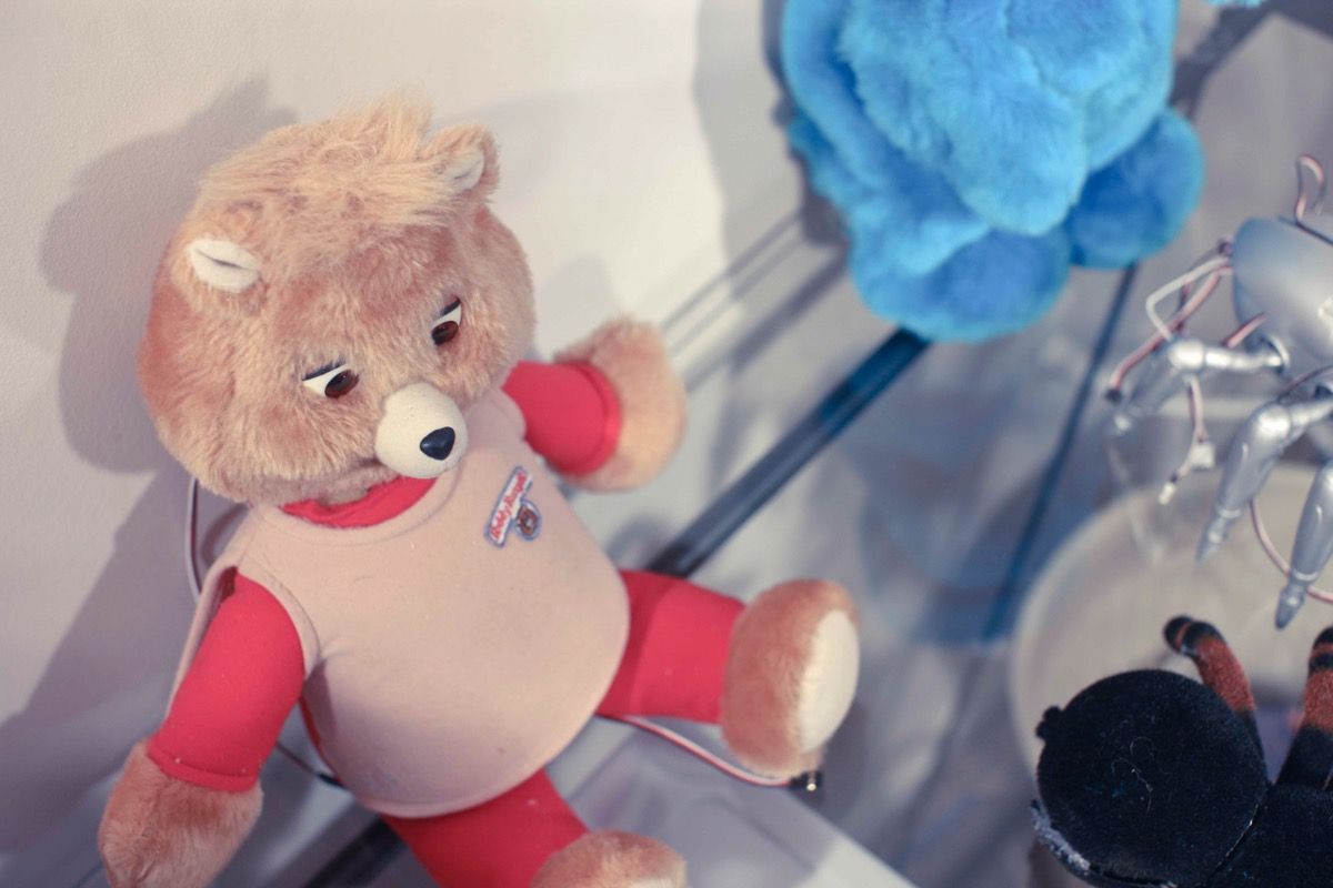 teddy ruxpin-nukke istuu tiskillä