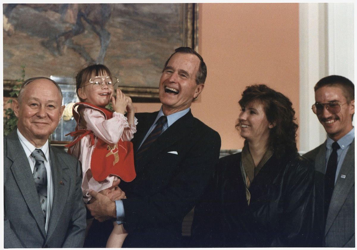 조지 H. W. 부시 대통령, 1989 년 백악관에서 베이비 제시카 맥 클루 어를 만나다