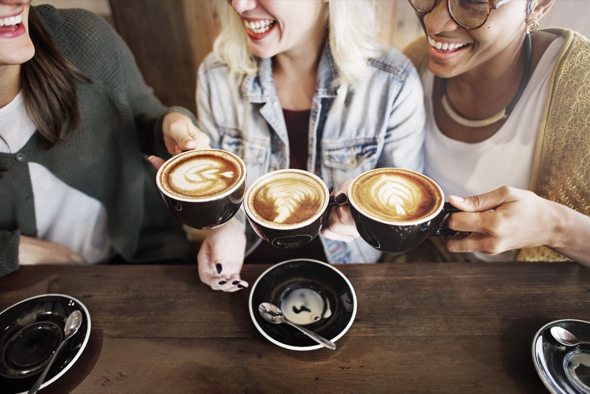 Sievietes kafijas veikalā kopā dzer kafiju