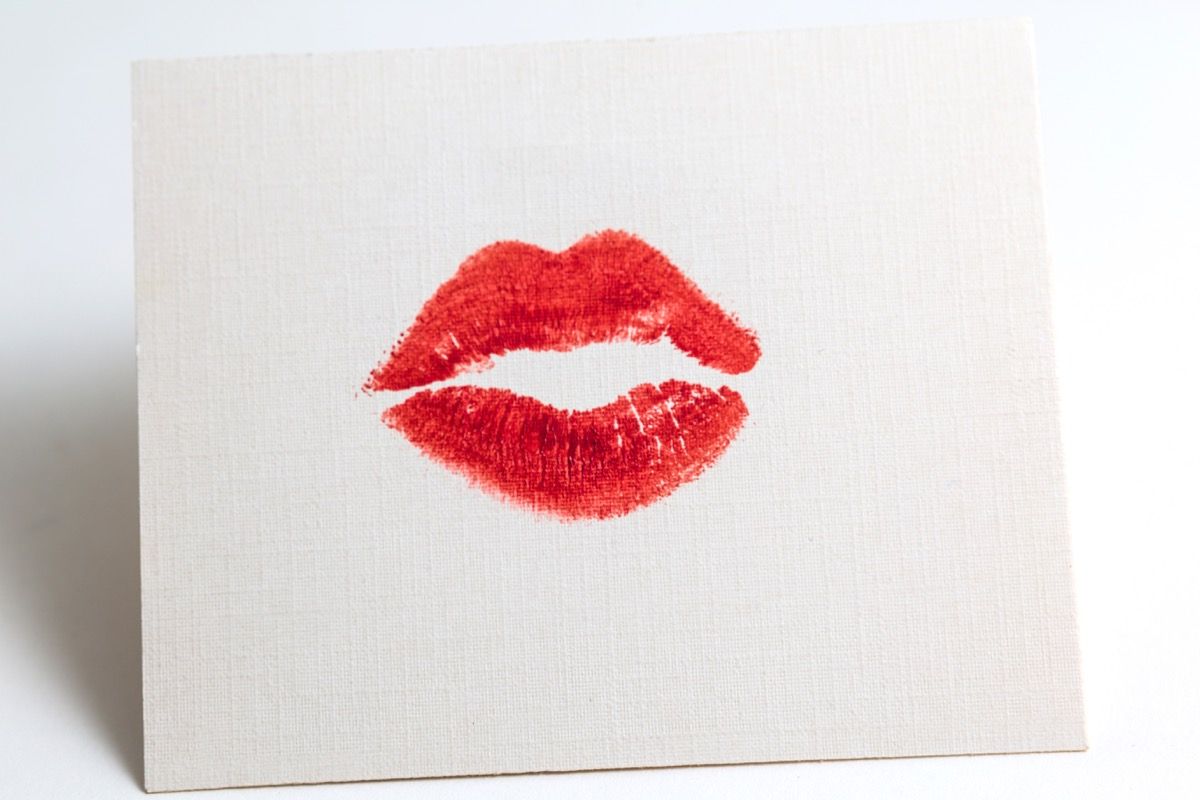 Pocałunek szminki na papierze