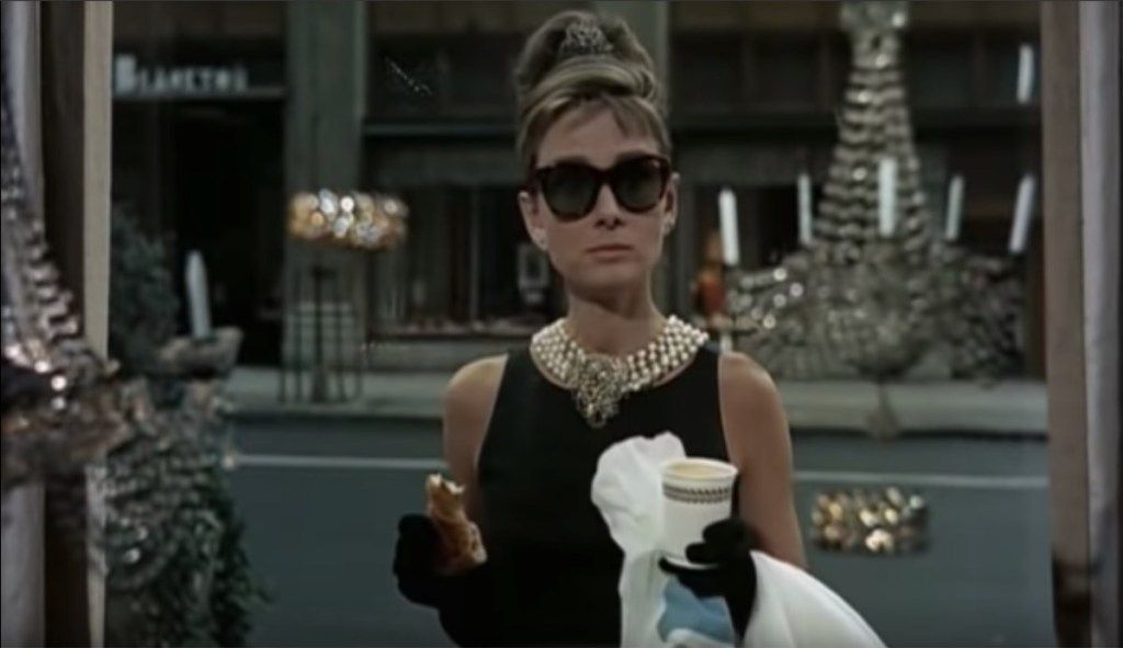 Audrey Hepburn jako Holly Golightly v Breakfast at Tiffany