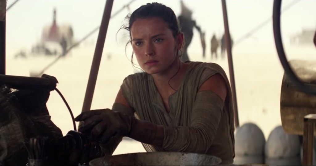 Daisy Ridley jako Jedi Rey ve filmu Star Wars: Síla se probouzí a inspiruje přední dámy ve filmu