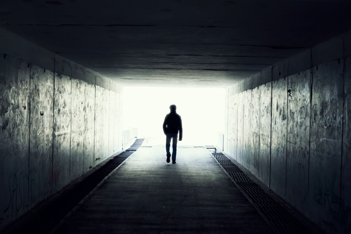 ภาพเงาของมนุษย์ในอุโมงค์รถไฟใต้ดิน