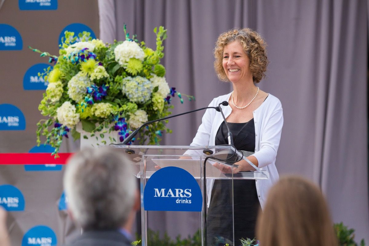 Victoria B. Mars, heredera de la familia Mars y presidenta de Mars Inc, hablando en un evento corporativo de Mars Drinks