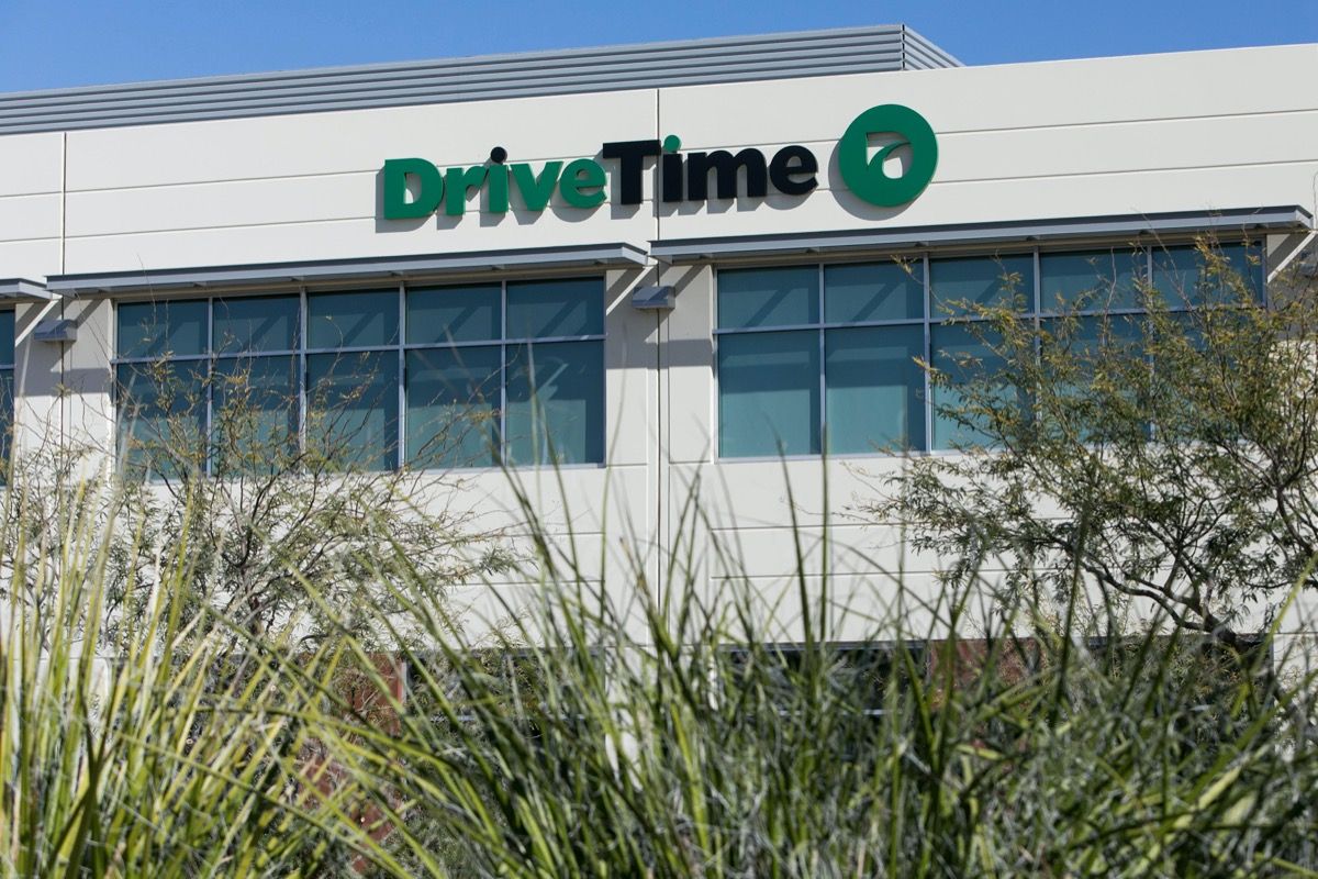 Un cartel con el logotipo fuera de la sede de DriveTime Automotive Group Inc., en Tempe, Arizona, el 3 de febrero de 2018.