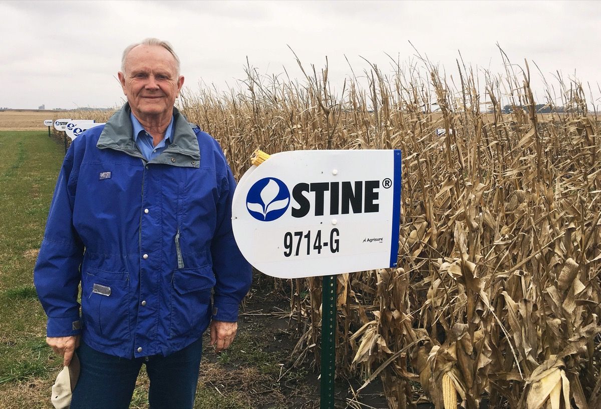 Harry Stine, director ejecutivo de Stine Seed, posa junto al maíz sembrado cerca de la empresa