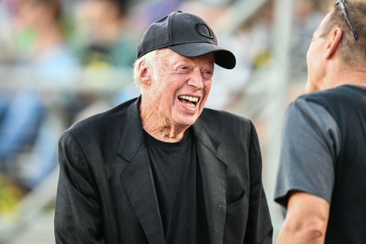 El cofundador de Nike, Phil Knight, es todo sonrisas al margen durante el partido de fútbol americano de la NCAA entre los Oregon Ducks y el Stanford Cardinal en el Stanford Stadium.