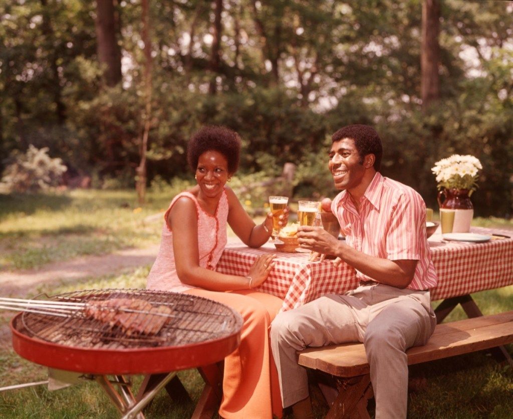 Couple afro-américain des années 1970 à une date