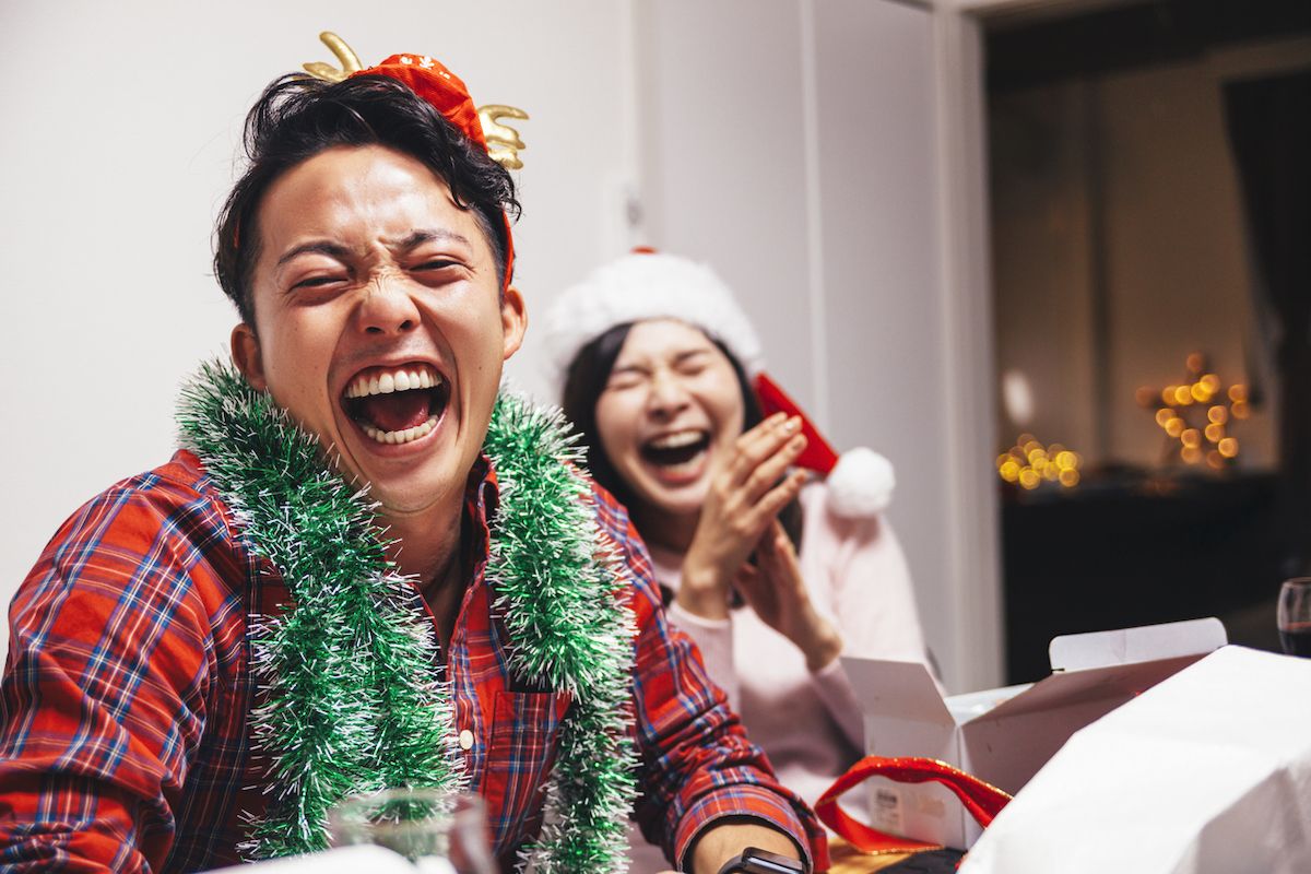 Õnnelik noorpaar jagab jõulude ajal head naeru.