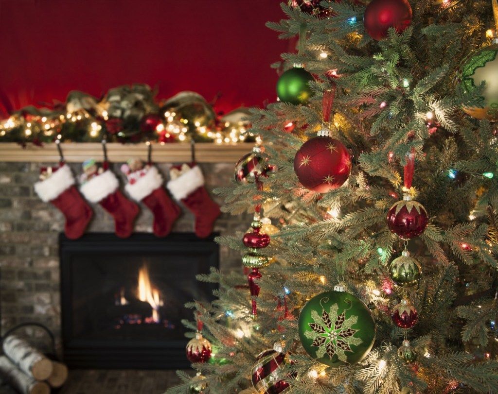 ต้นคริสต์มาสกับเตาผิงพร้อมถุงน่องและพื้นที่คัดลอก