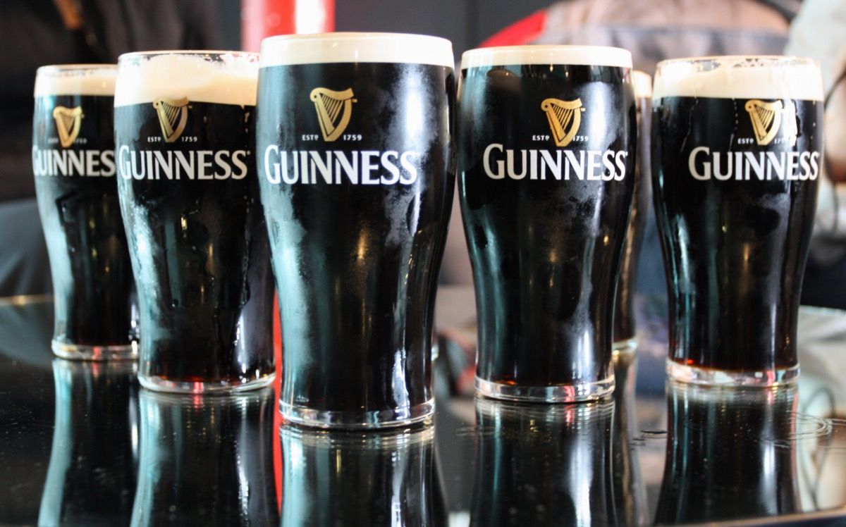 muutama tuoppi Guinnessia seisoo pöydällä.