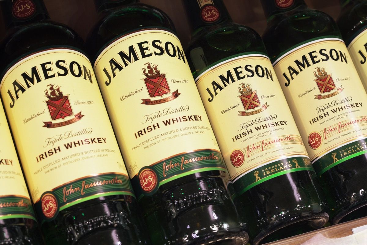 отблизо на различна бутилка ирландско уиски Jameson на пазара