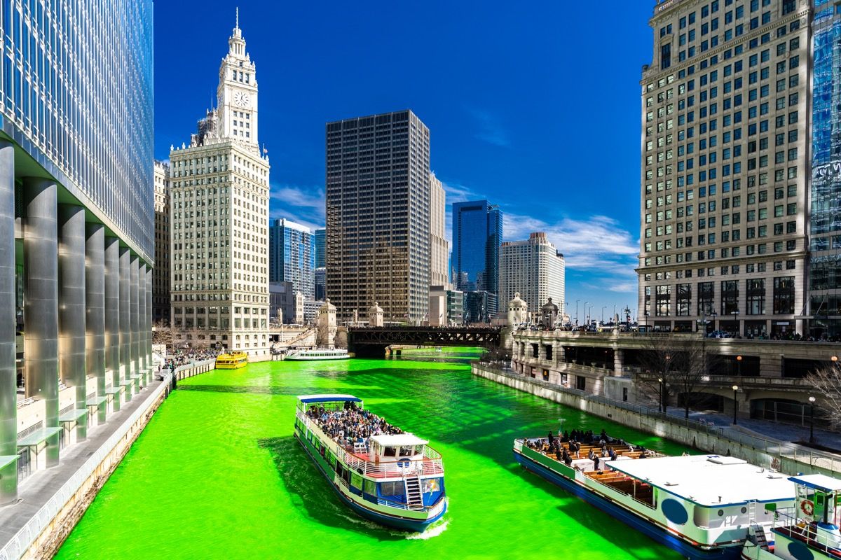 Đường chân trời chi Chicago với dòng sông xanh ở st. ngày yêu nước