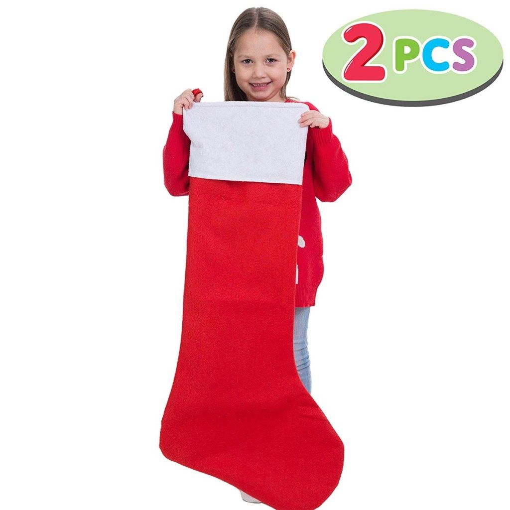 युवा लड़की विशाल लाल और सफेद मोजा पकड़े हुए