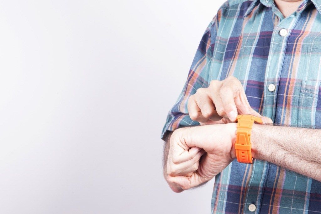 čovjek s gumenim satom Pogreške u društvenoj etiketi