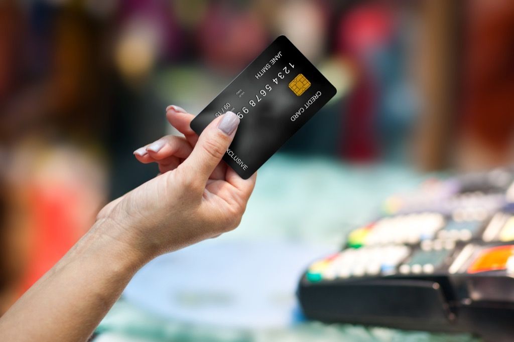 žena koja drži kreditne kartice Pogreške u socijalnom bontonu