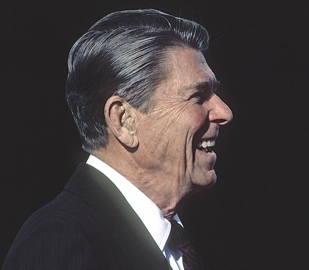 Ronaldas Reaganas dėvi klausos aparatus