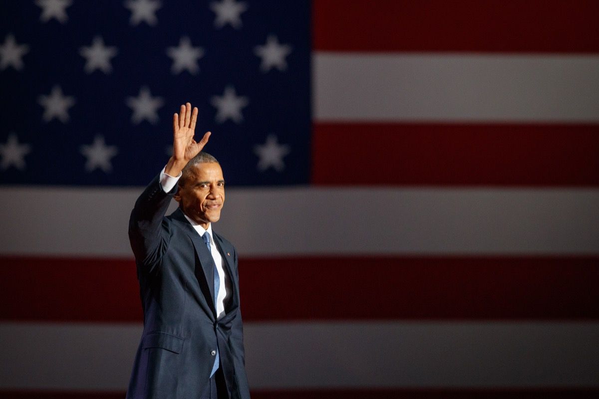 Barack Obama heiluttaa Yhdysvaltain lippua