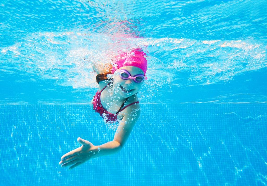 barn som svømmer utdaterte livstimer