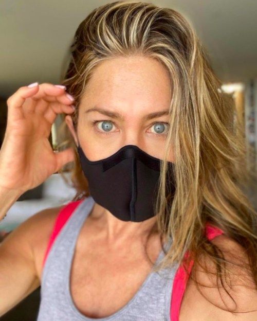 Jennifer Aniston instagramový príspevok s maskou