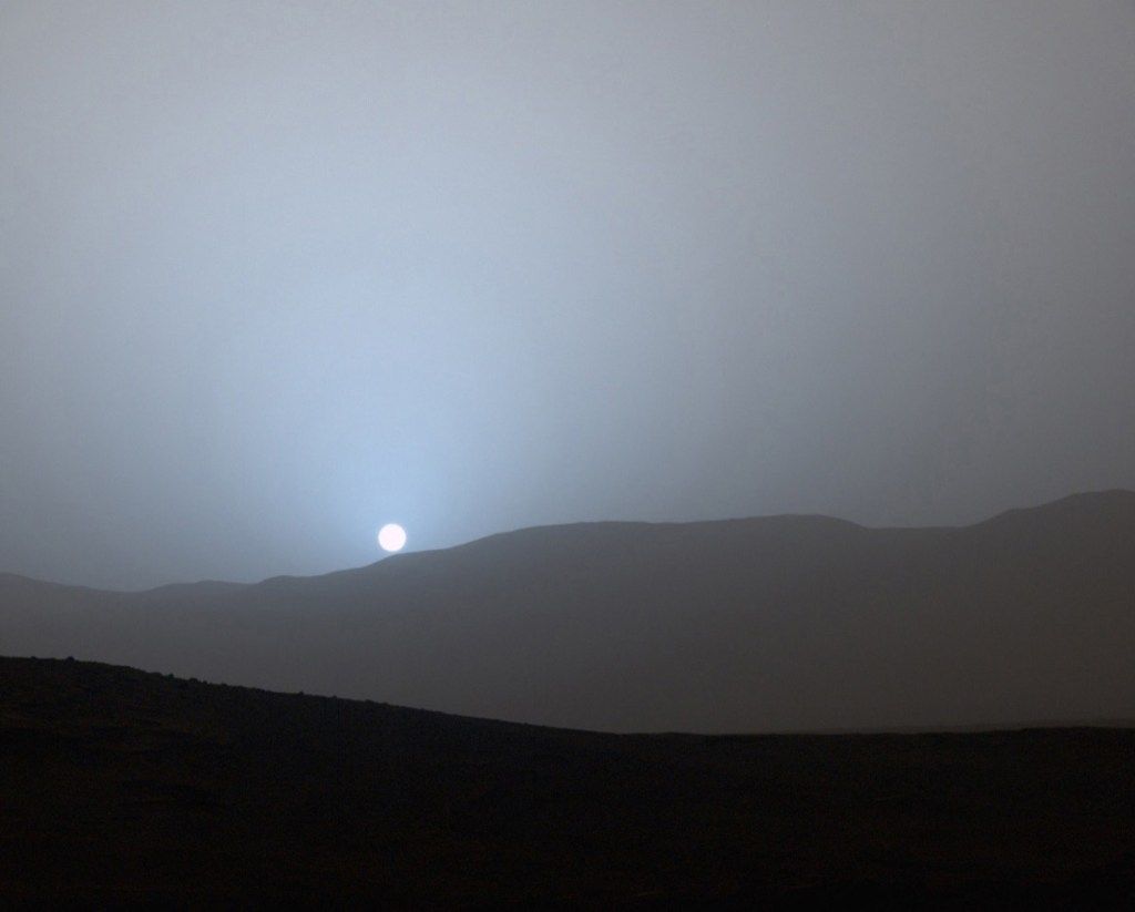 火星の強風の中心に沈む夕日、青、驚くべき事実