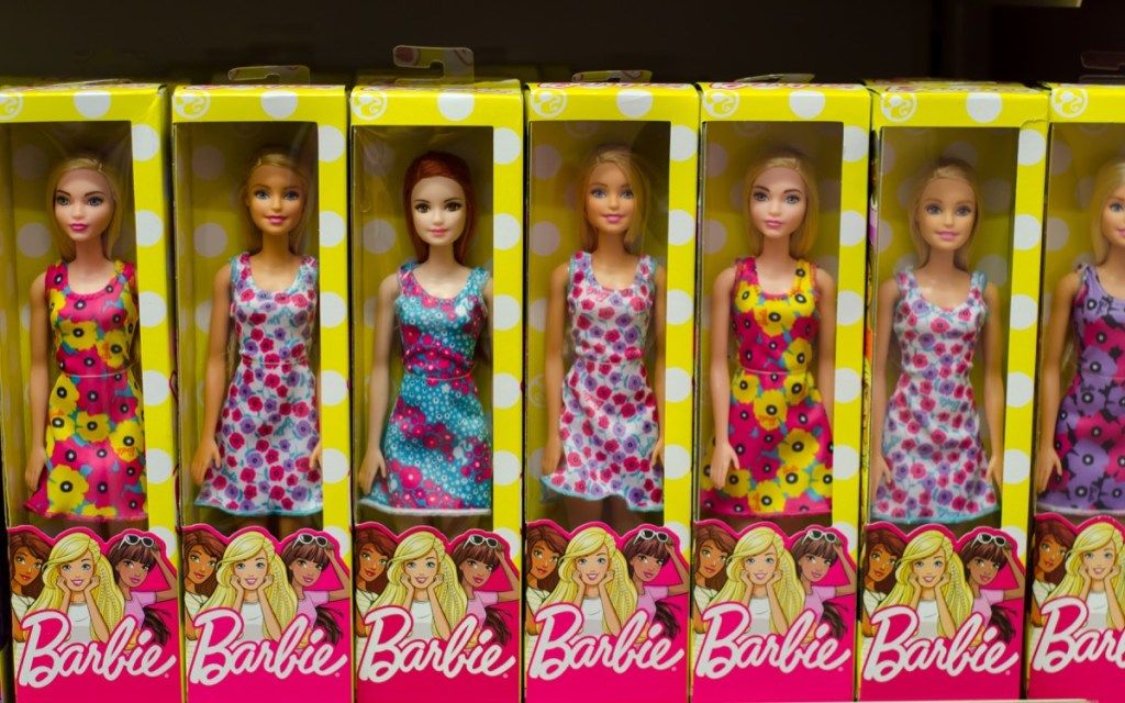 Kijevas, Ukraina - 2018 m. Kovo 24 d .: „Barbie“ žaislai parduodami prekybos centro stende. Barbė yra madinga lėlė, kurią gamino amerikiečių žaislų įmonė „Mattel, Inc.“ ir kuri buvo paleista 1959 m. Kovo mėnesį