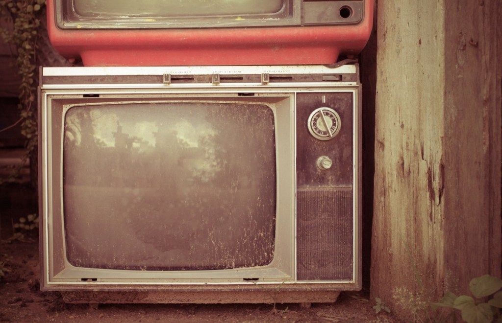 Televisi lama bergaya retro dari tahun 1950, 1960 dan 1970-an. Foto difilter gaya instagram bernuansa vintage - Gambar