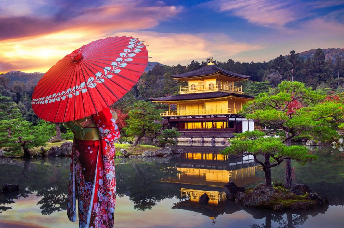 kvinne iført kimono