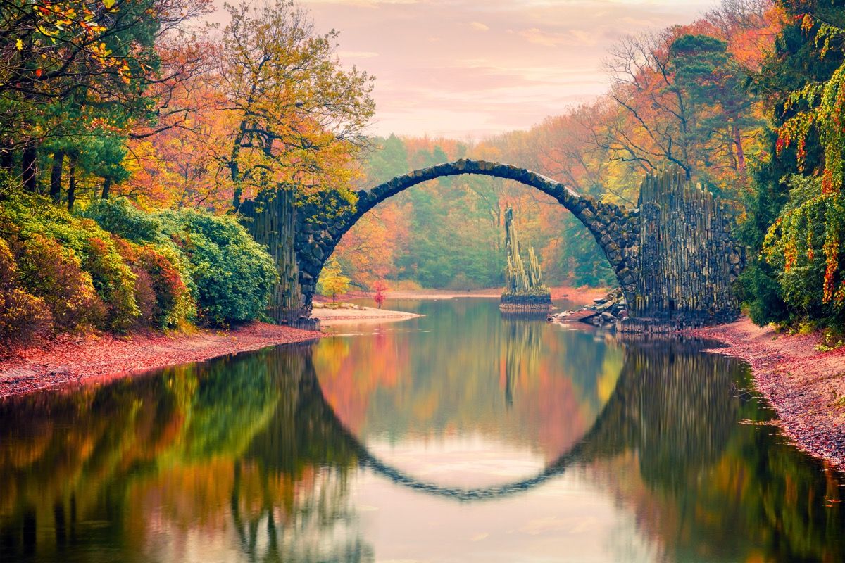 kritimo tiltas azalijoje ir rododendrų parke Kromlau Vokietijoje