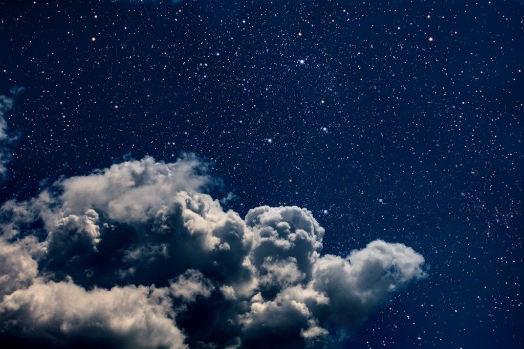 Pilvi avaruudessa, jota ympäröi miljoona tähteä