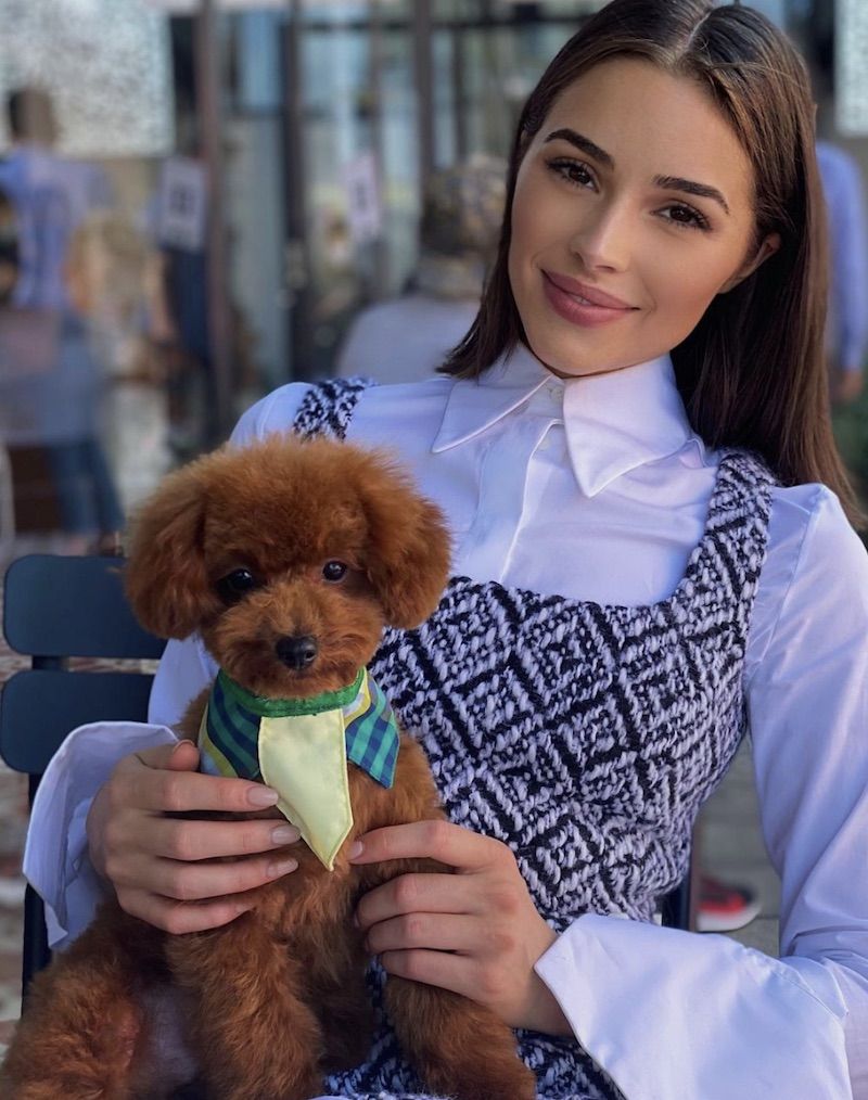 Olivia Culpo sidder med den nye brune hund Oliver