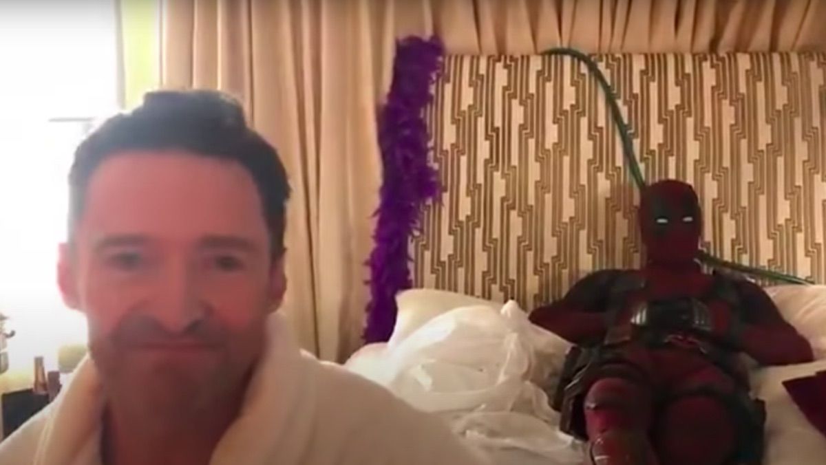 Hugh Jackman y Ryan Reynolds en la promoción de la cama de Deadpool
