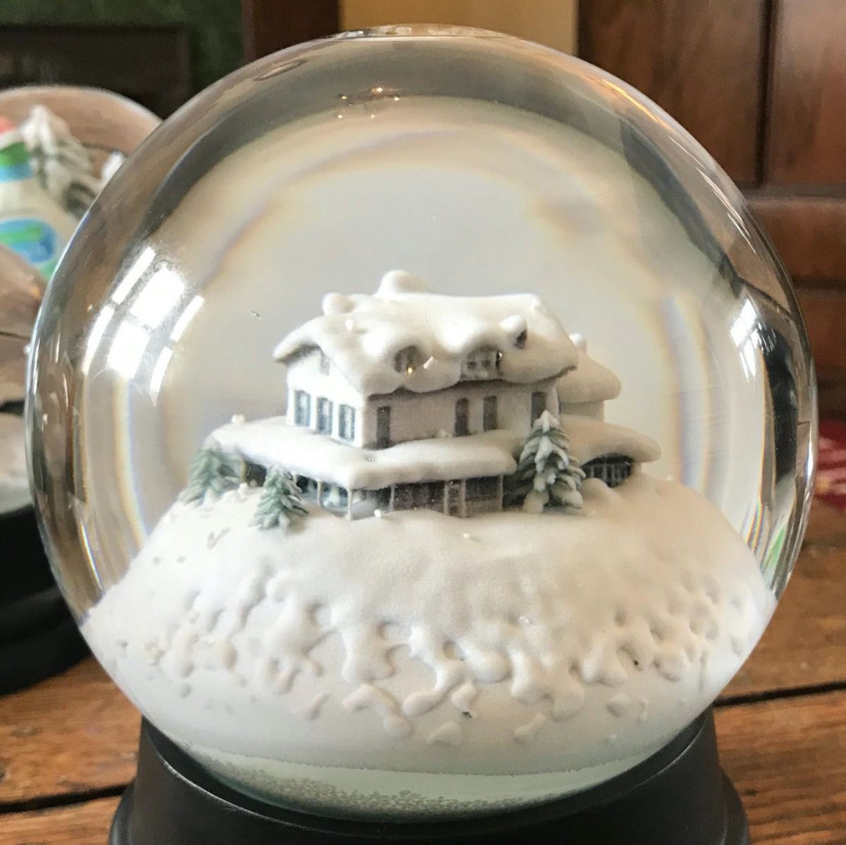 sniega globuss ar baltu māju tajā