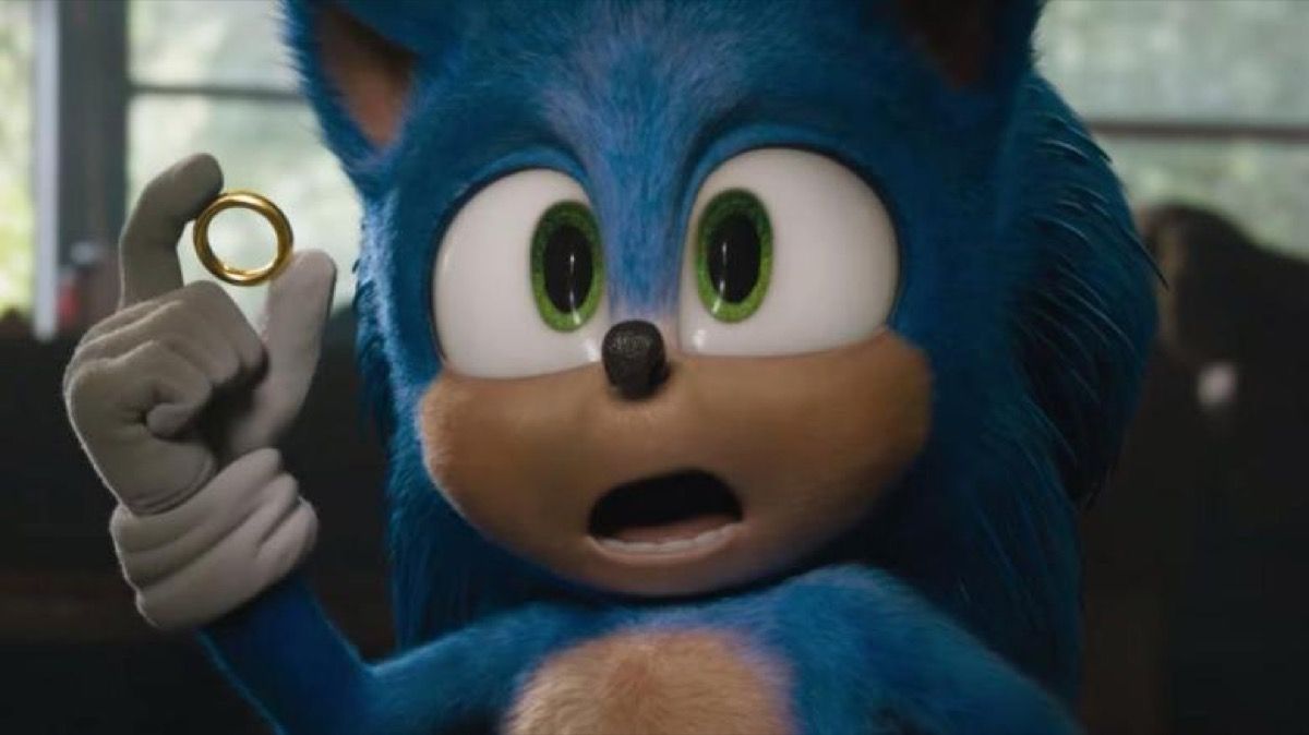 Sonic държи златен пръстен във филма Sonic таралеж