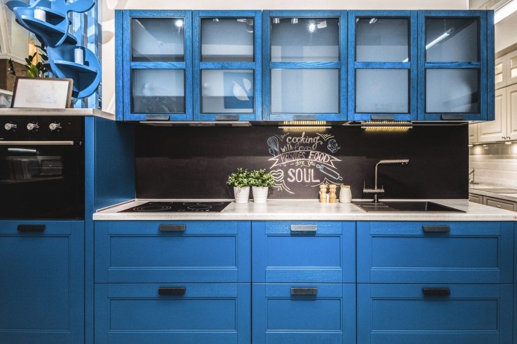 класическа синя кухня