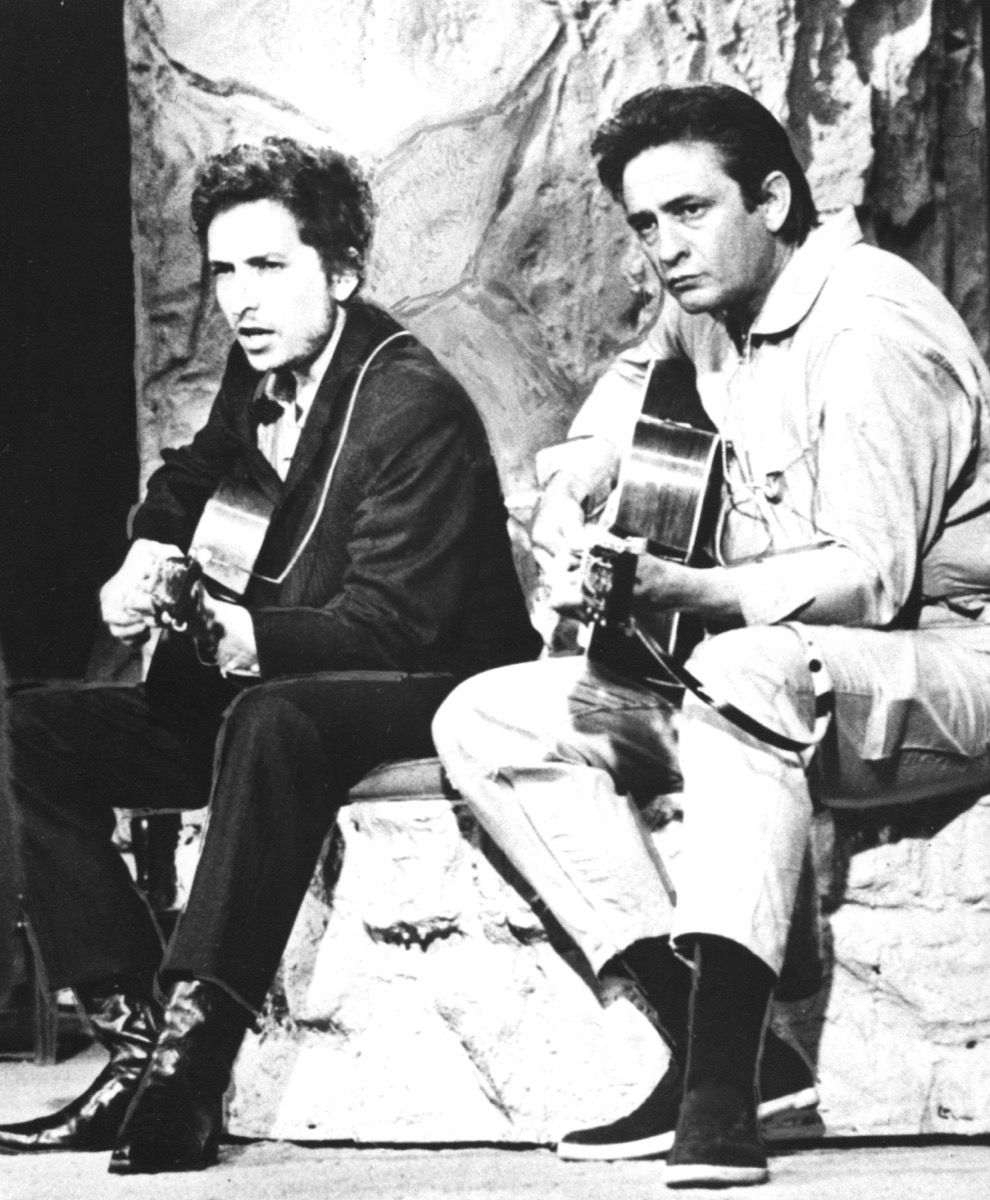 Bob Dylan và Johnny Cash cùng ngồi trên sân khấu và biểu diễn vào năm 1969, ca khúc bước sang tuổi 50