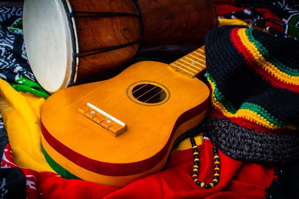 một nền reggae với guitar và trống, các từ mới được đặt ra