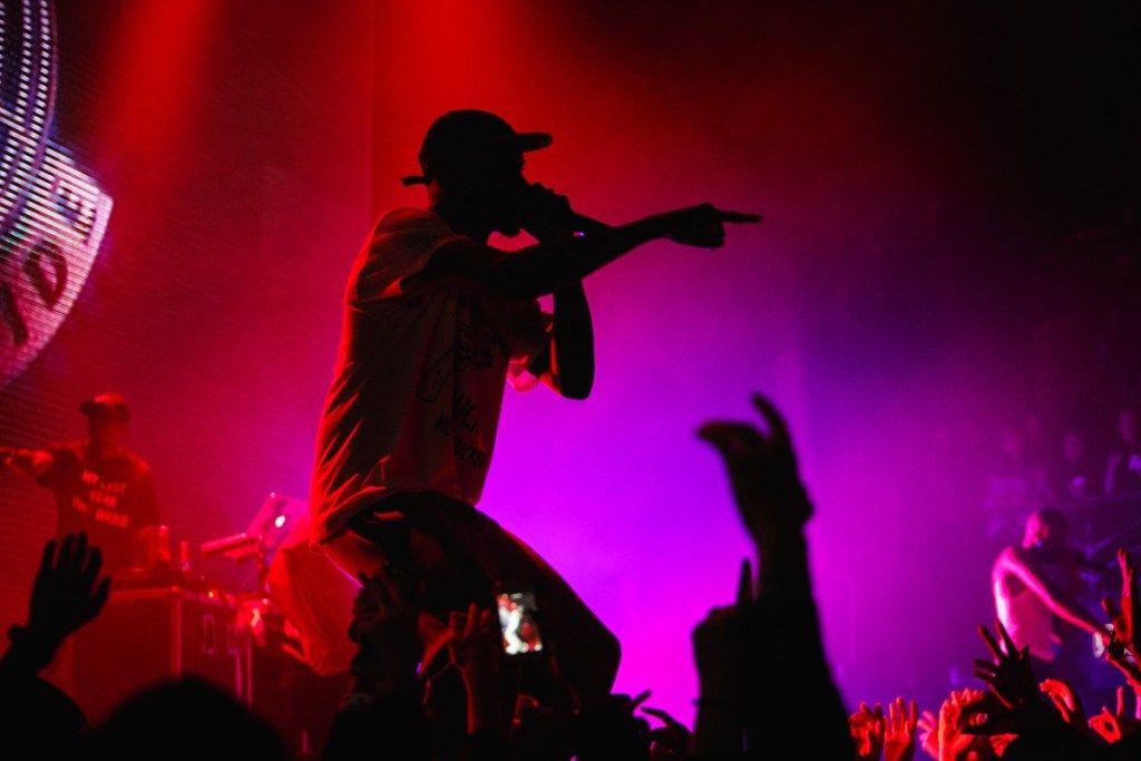 nghệ sĩ hip hop trong bóng tối, đại diện cho âm nhạc