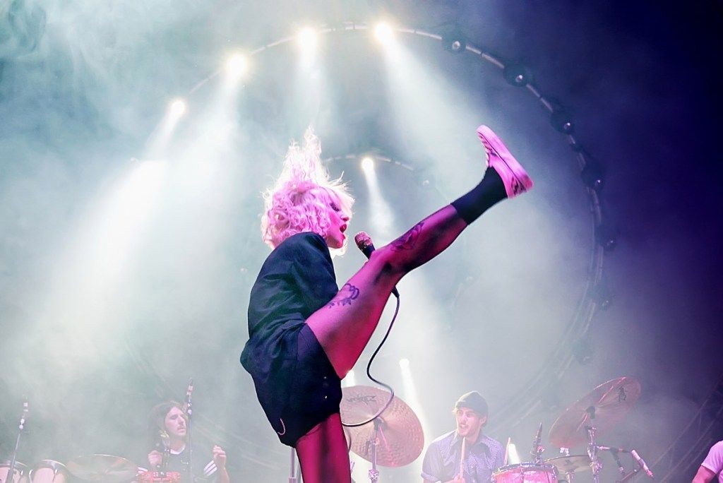 paramore biểu diễn trong buổi hòa nhạc, các từ mới được đặt ra