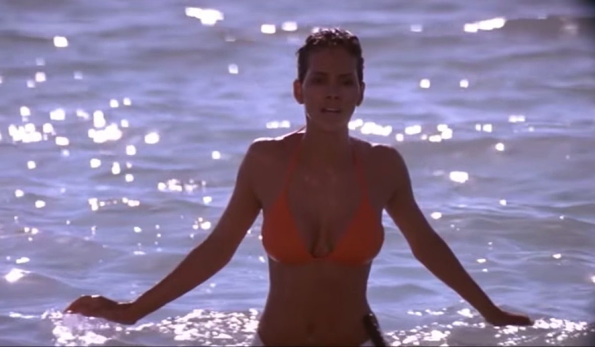 Halle Berry emerge do oceano em biquíni laranja em Die Another Day, filme de James Bond