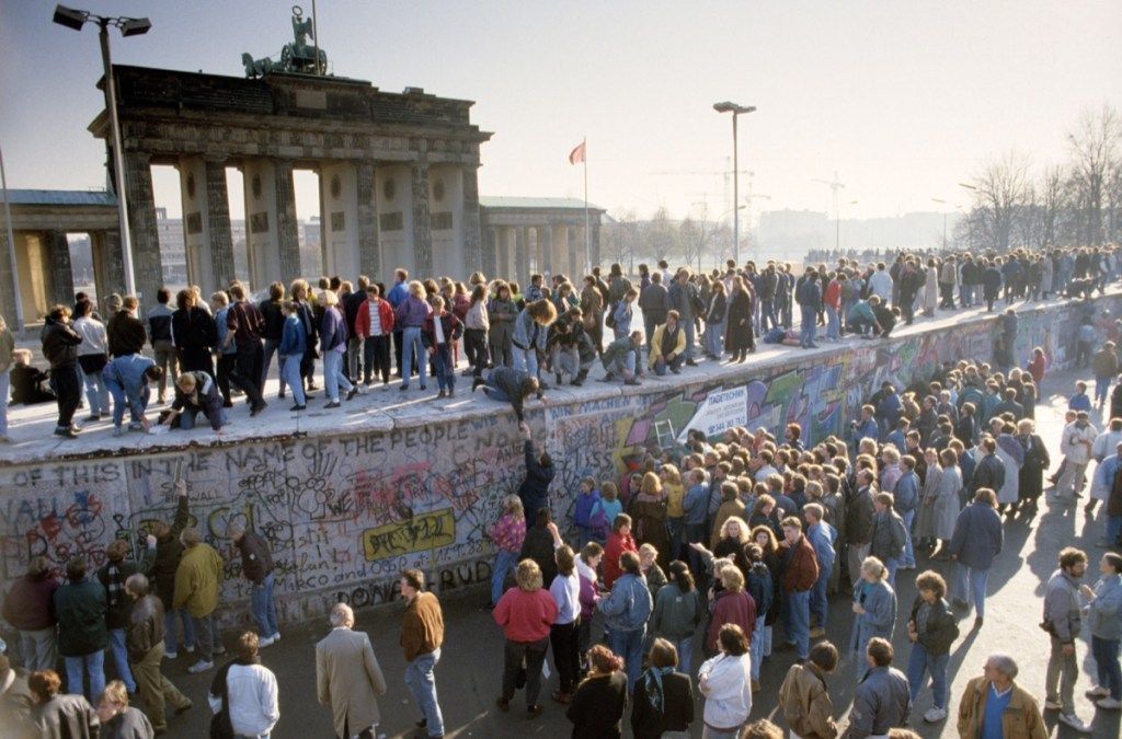 ossis un Wessis dejo Berlīnes sienas augšpusē 1989. gadā