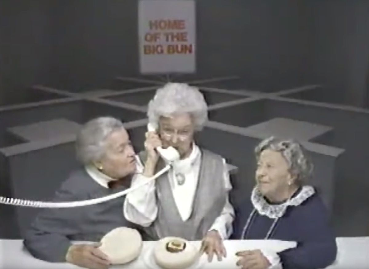 Trīs vecas dāmas 1980. gados Kur