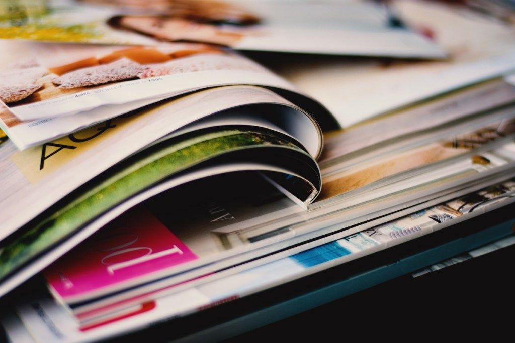 Imagem de fundo abstrato colorido de revistas empilhadas. - imagem