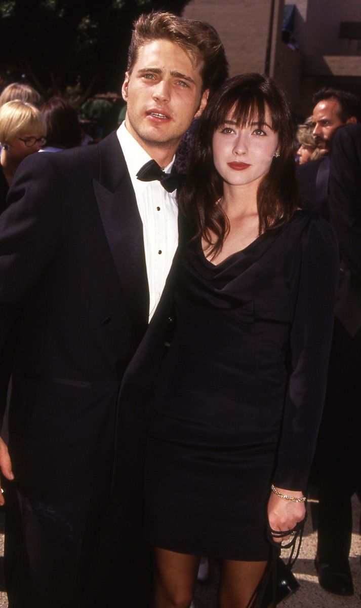jason imam dan shannen doherty, 1990-an, 90210, gambar permaidani merah vintaj