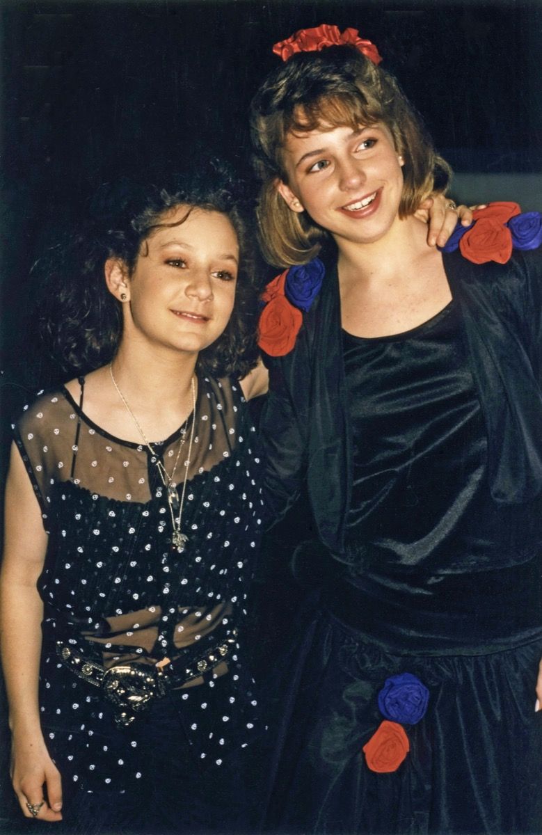 roseanne skuespillerinner sara gilbert og lecy goranson, 1990-tallet, vintage rød løper bilder