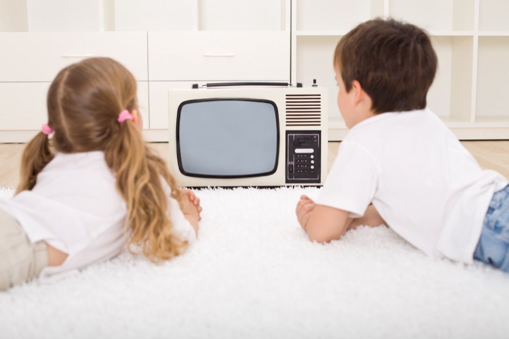 vaikai žiūri televizorių