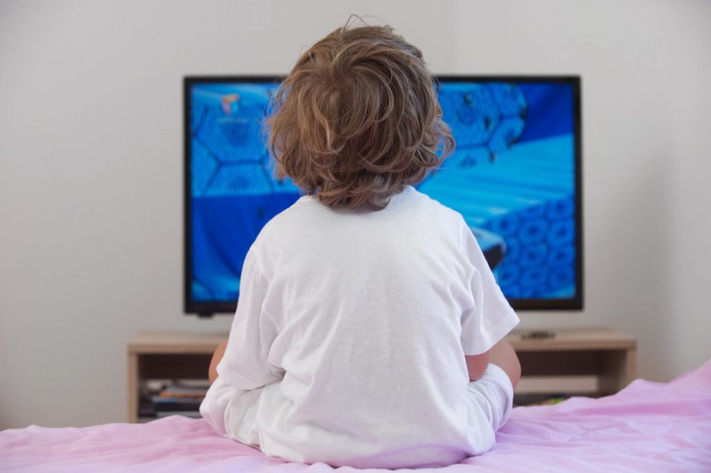 lapsi katselee televisiota vanhentuneita elämän oppitunteja